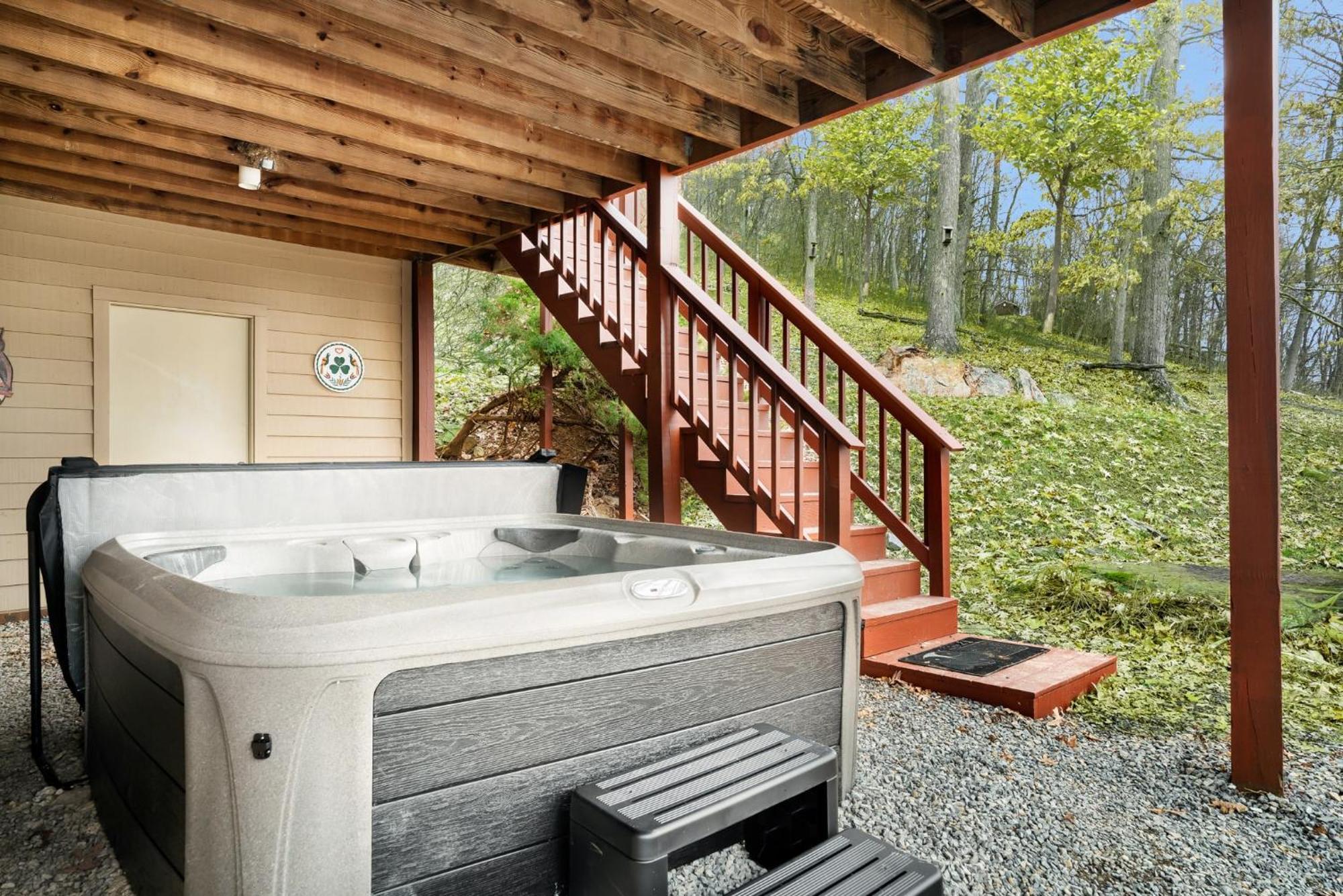 Modern Retreat W Hot Tub, Deck & Resort Amenities Berkeley Springs Exterior foto